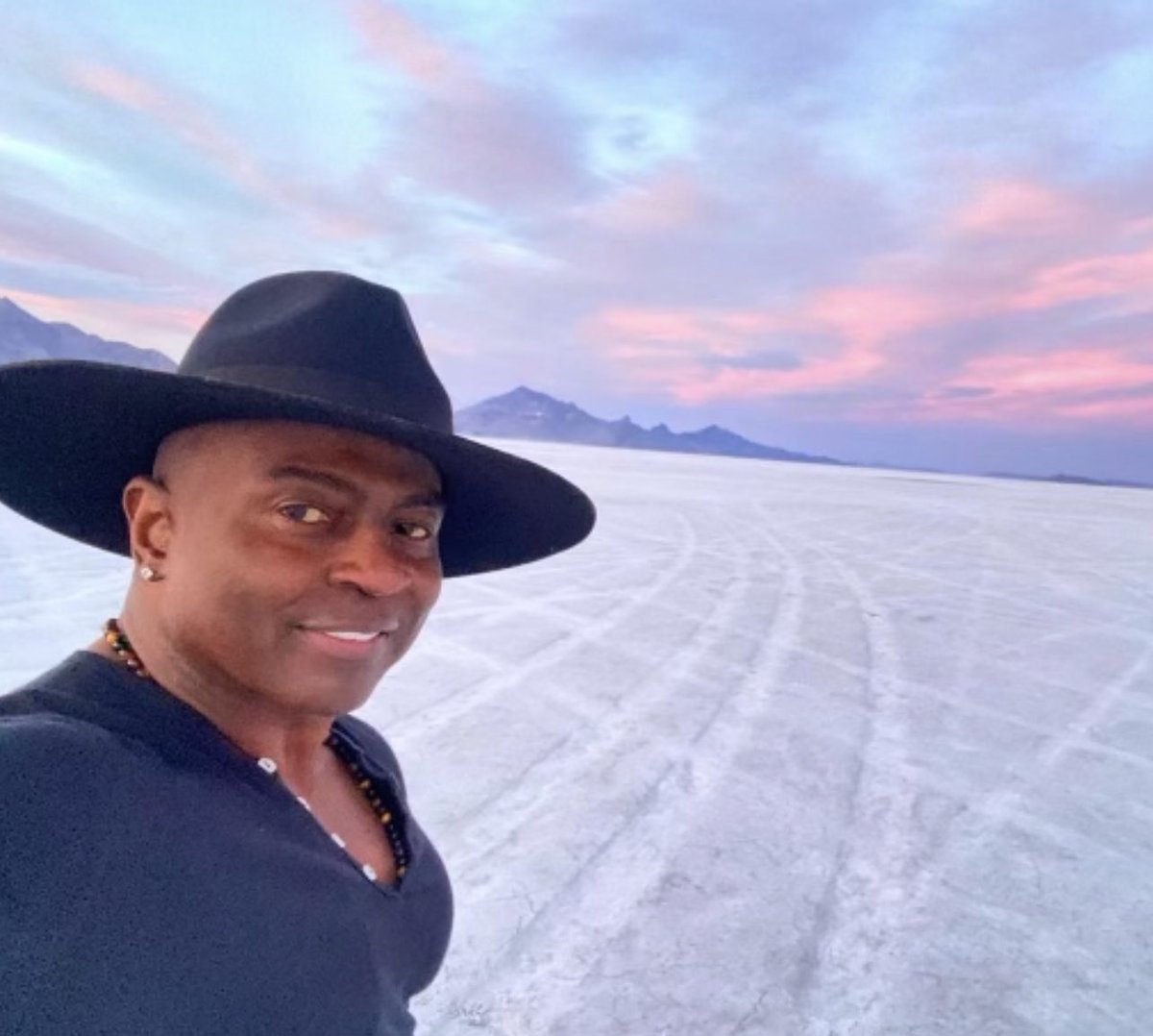 BodyBanks's tweet photo. Stop looking back.  Keep moving forward.  Your future will become more beautiful over time. “Change Your Story”-Michael Banks  #BlessedJourney https://t.co/m4L7fqvtm5