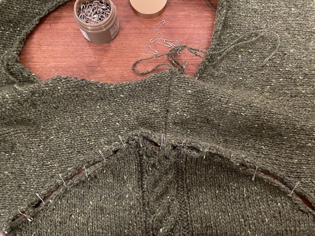 CustomFitKnits's tweet photo. I use locking stitch markers to pin my sleeves into place before sewing the seams. 

I've interestingly stopped pining my straight seams (sleeves and sides) - I've done them so often that I started to find that removing the pins was more annoying than th… https://t.co/6CvtiF06F6 https://t.co/8oZz4mKQYR
