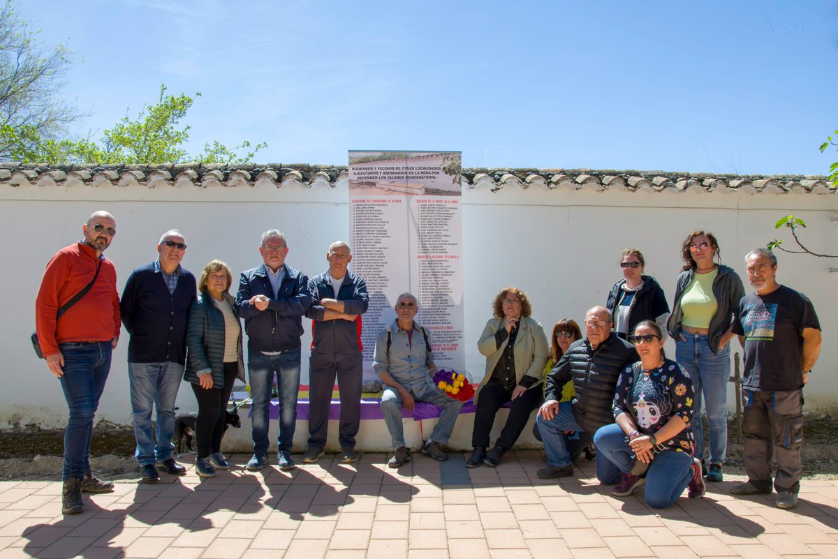AMHRyC's tweet photo. Un año más, celebrando la proclamación de la II República y homenajeando a las víctimas del franquismo #14Abril2023 #14Abril #MemoriaDemocrática #FranquismoNuncaMás https://t.co/SP1791OcyW