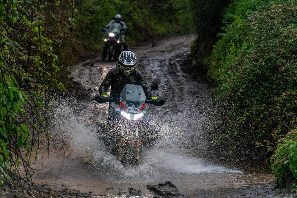 “Sentite ma ci verreste con me al Superbus 2023 a fare un po’ di foto? Andiamo in moto, ci divertiamo!” E fu così che @c4antonio e @lorlenzo vissero un weekend in moto sotto al diluvio universale mentre io ero in macchina causa punti ancora da levare..
A… instagr.am/p/CrEP5Lmsfvd/