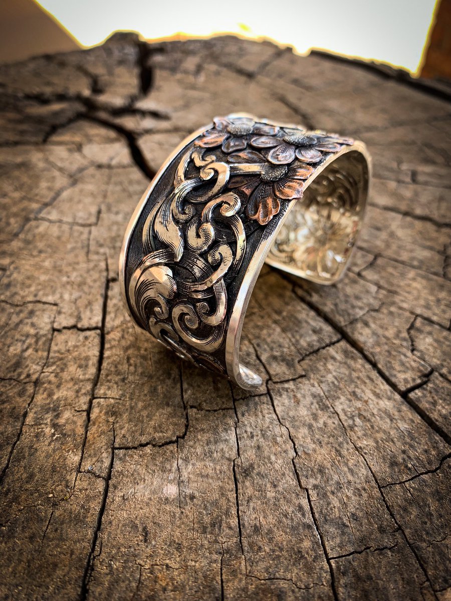 WowJustinDiver's tweet photo. Pretty dang fancy cuff finished up this morning! https://t.co/dGvGiwF4Oo