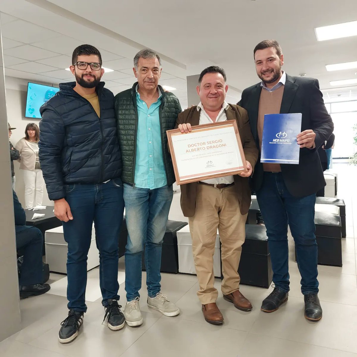 MauriPintiClop's tweet photo. Felicitaciones querido amigo @dragoni_sergio por tus 30 años como Doctor. Nos une un mismo objetivo, trabajar fuertemente por y para nuestra comunidad, estar cerca de la gente, y no hay nada que me de más alegría que lo hagamos siendo colegas🙌🏻
Te deseo todo el éxito del mundo 💪🏻 https://t.co/nHe8e84mER