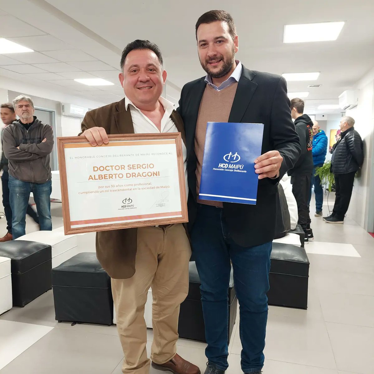 MauriPintiClop's tweet photo. Felicitaciones querido amigo @dragoni_sergio por tus 30 años como Doctor. Nos une un mismo objetivo, trabajar fuertemente por y para nuestra comunidad, estar cerca de la gente, y no hay nada que me de más alegría que lo hagamos siendo colegas🙌🏻
Te deseo todo el éxito del mundo 💪🏻 https://t.co/nHe8e84mER
