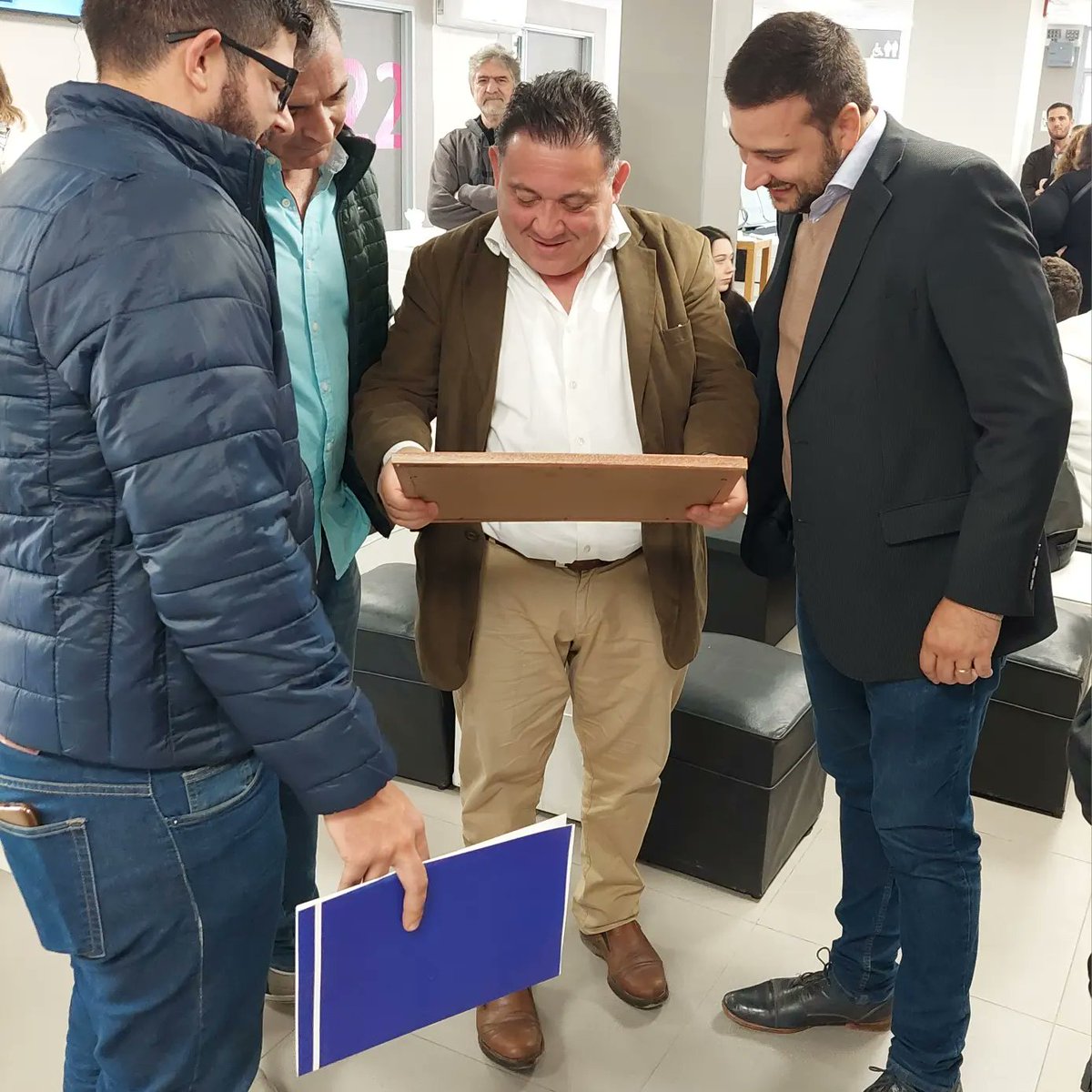 MauriPintiClop's tweet photo. Felicitaciones querido amigo @dragoni_sergio por tus 30 años como Doctor. Nos une un mismo objetivo, trabajar fuertemente por y para nuestra comunidad, estar cerca de la gente, y no hay nada que me de más alegría que lo hagamos siendo colegas🙌🏻
Te deseo todo el éxito del mundo 💪🏻 https://t.co/nHe8e84mER