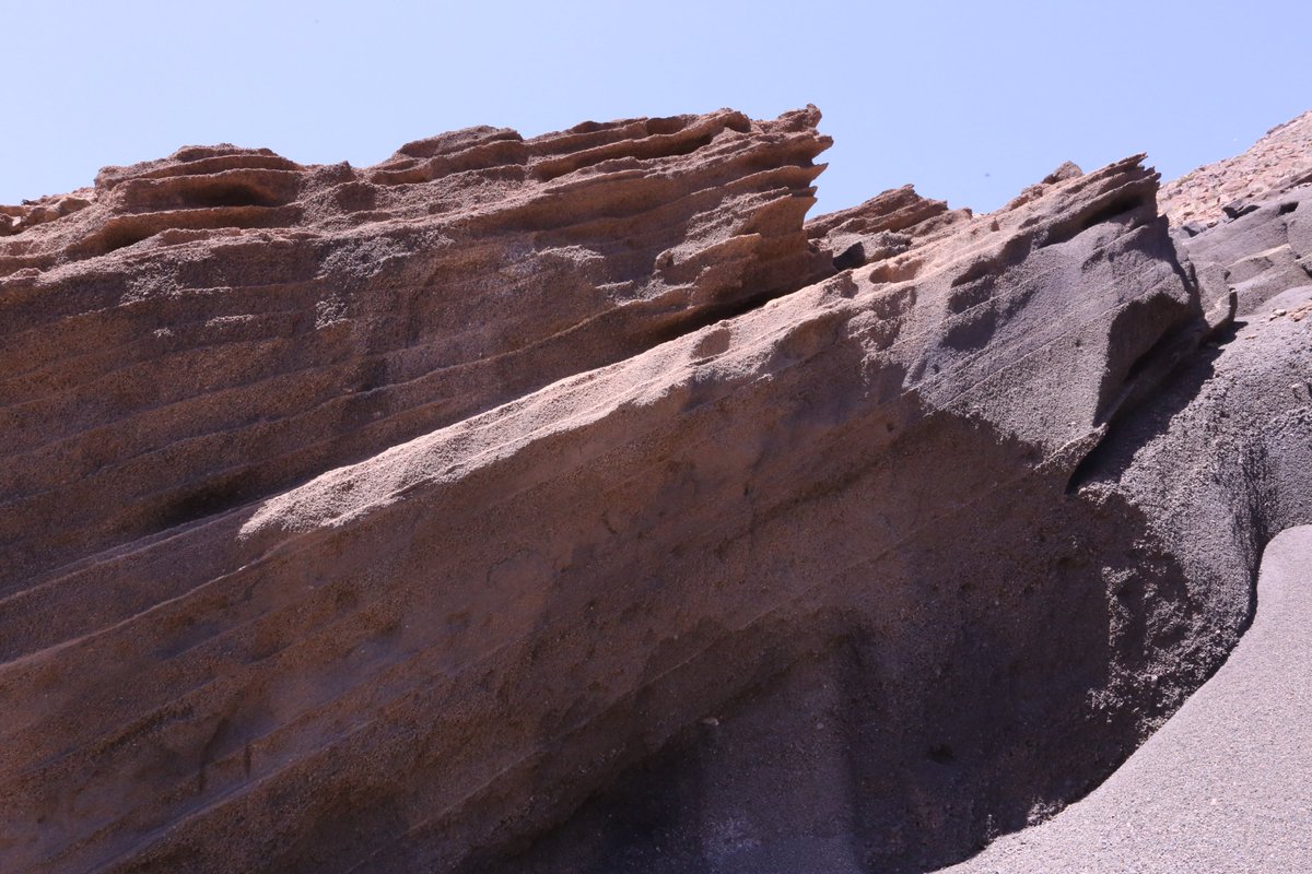 Lanzarote Field Class Day 2:

We got to explore much of the southernmost part of the island today! There were a lot of very prominent dykes as well as poorly cemented pyroclastic material. Also visited a basalt quarry and a beach/lagoon 🤩

@BBKEPS
<a href="/SilviaStomeo/">Anna Silvia Stomeo</a> 
<a href="/andrewrushby/">Andrew Rushby</a>