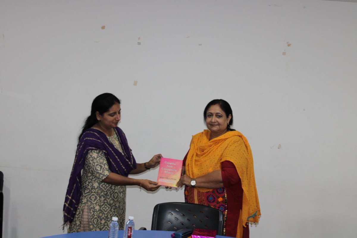 MrinaliniThaker's tweet photo. It was pleasure interacting with ILT B.Ed  students ( future teachers ) .Topic was Reading to preparing an academic book - review ,with special reference to Alchemist.

#literature #reading #booklovers #education #lecture #BookReview https://t.co/xZUCJYdYU4