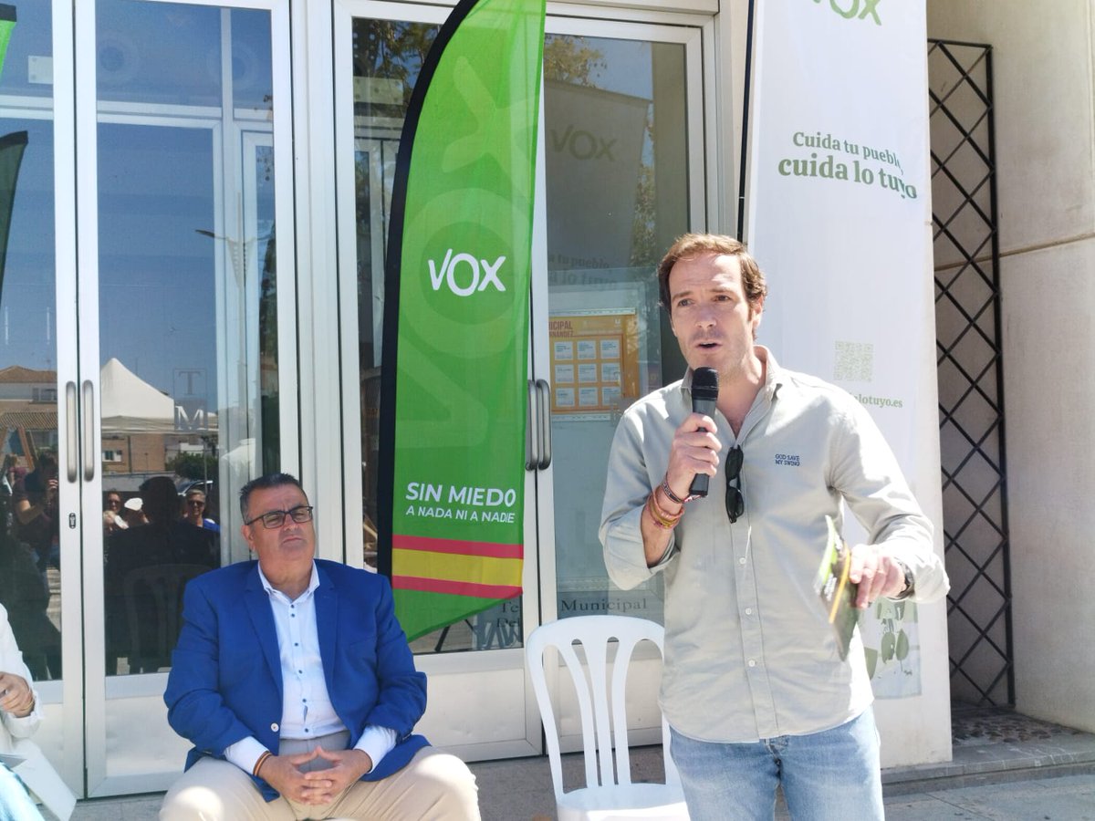 Javicortes_VOX's tweet photo. Hoy tocaba apoyar a mi amigo Manolo Moguer candidato en Los Palacios y Villafranca.
Extraordinario discurso y compromiso con sus vecinos.
La patria comienza en los barrios.
@Cuida_LoTuyo 
#SoloQuedaVox 🇪🇦 https://t.co/E3UgN9beL4