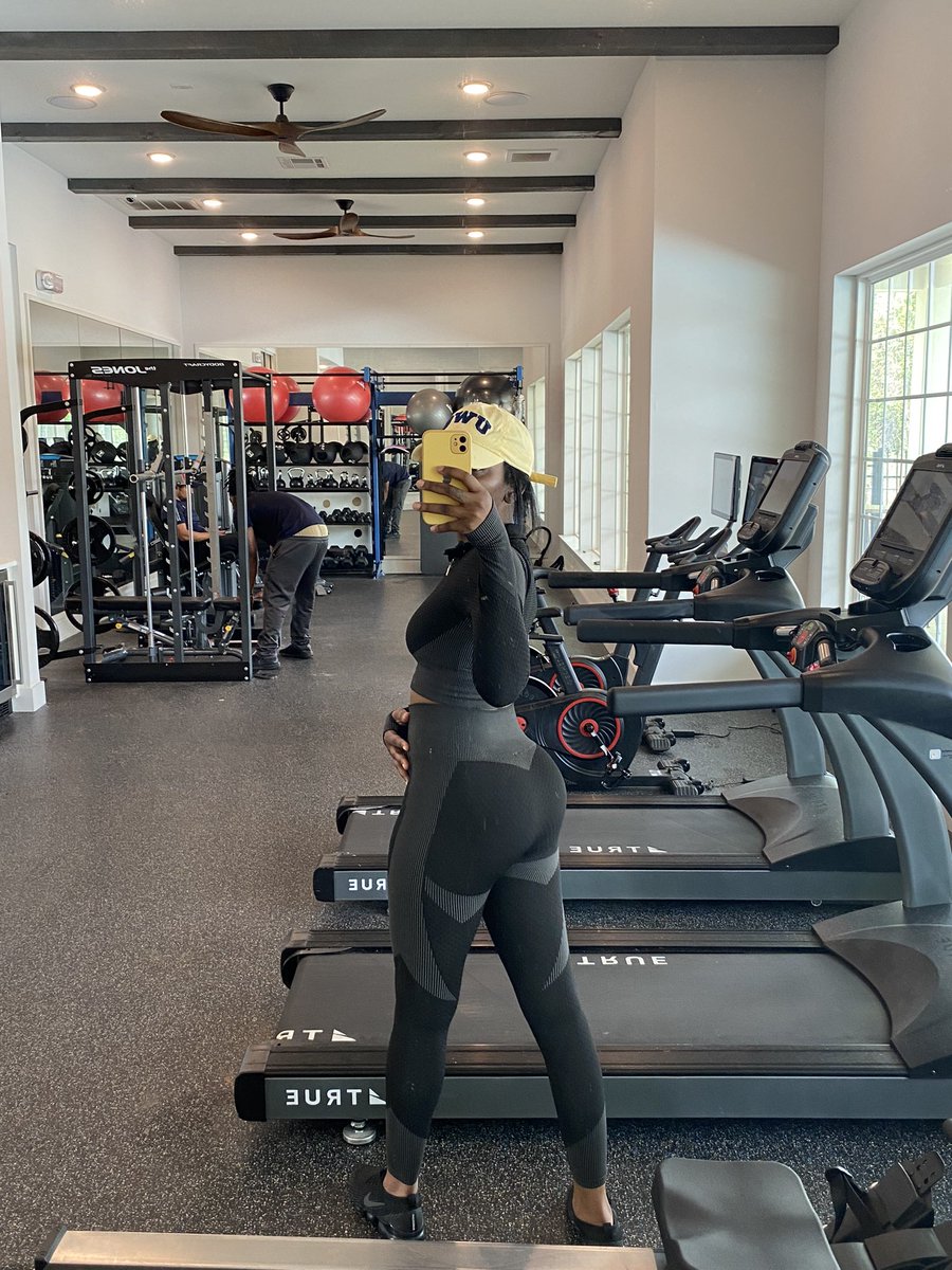 Y’all know it’s #SaturdayWorkout day🤟🏾. We put in some work today wait for the recap video 😫

#fitmom
#personaltraining 
#workoutmotivation 
#momswhoworkout 
#thickandfit
#weightgainjourney