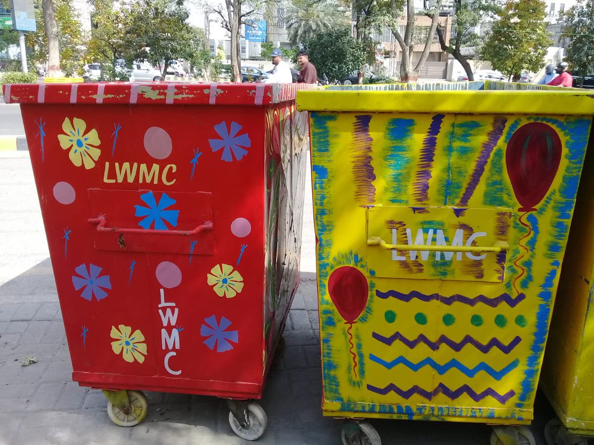 AnamtaAlaihim22's tweet photo. Safie or khoobsurti 
What a great combo 
Well done👏 

#LWMCtruckArt
#KeepLahoreClean
#GoodWorkLWMC
#OurRealHerosLWMCWorkers https://t.co/u16nveGayC