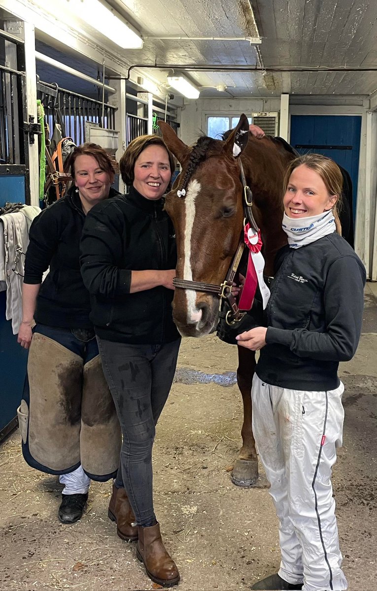 Stall Bergh (@stallbergh) on Twitter photo Albert Zonett gjorde ett topplopp när han vann på v75 i <a href="/axevallatravet/">Axevallatravet</a> idag🌟🤩🐴🥇 & idag fick vi understöd från "old Team" från Hajom. Som vanligt ett bra jobb av gänget & vi tackar för hjälpen idag✨️ Albert Zonett gjorde ett topplopp när han vann på v75 i <a href="/axevallatravet/">Axevallatravet</a> idag🌟🤩🐴🥇 & idag fick vi understöd från "old Team" från Hajom. Som vanligt ett bra jobb av gänget & vi tackar för hjälpen idag✨️