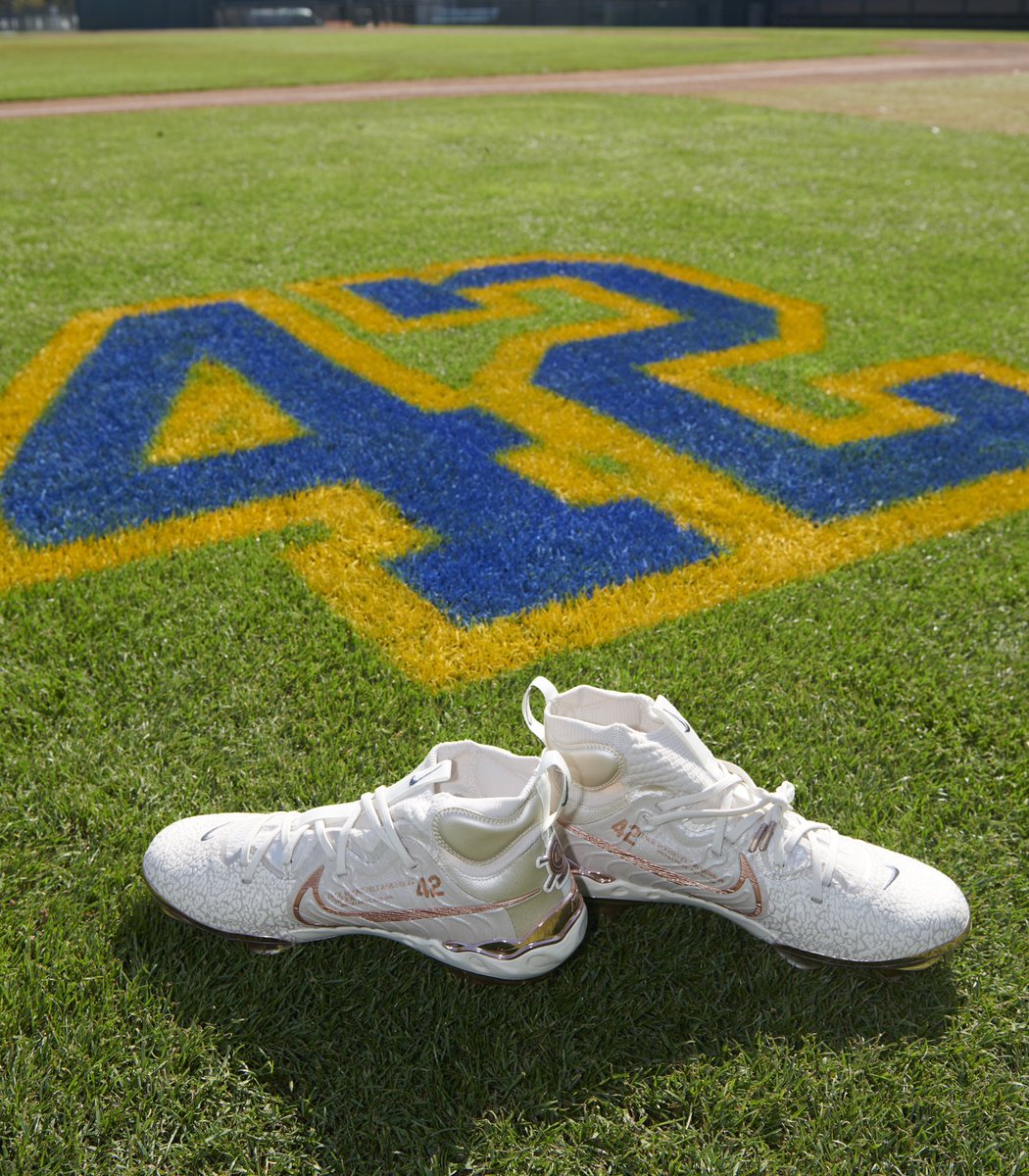 UCLABaseball's tweet photo. Rocking these "42" themed Nike Airs today in honor of Jackie Robinson Day and #Movement42.
ย
Thank you, @nikediamond!
ย
#GoBruins x @Nike https://t.co/3hKNeCTXZK