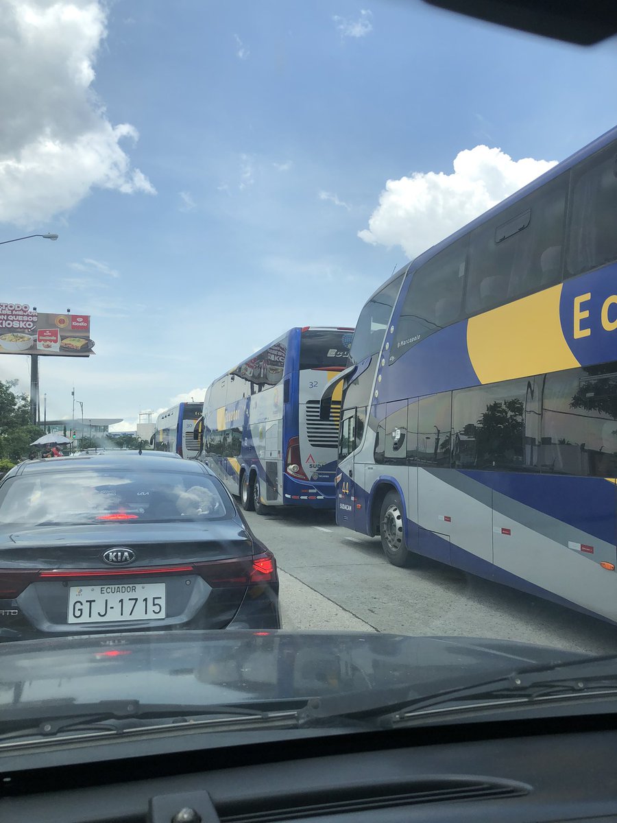 LuisCants's tweet photo. Transporte ecuador con 3 buses obstruyendo la vía y generando tráfico el tráfico afuera de sus instalaciones en la garzota. @ATM_Transito @ATMGuayaquil dueños de la calle https://t.co/ppYeMJoS7U