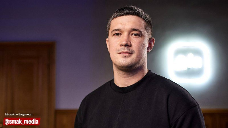 Федоров засудив назви рангів програмістів:

«Джуніор, мідл, сеньйор - шо це за крінжове гівно? Хто це вигадав? Ви шо, у Середньовіччі, шоб людину називати сеньйором? Може ше вигадайте ранг феодала програмування блять чи барона Пітона? Мідли просто жах, у мене в доті мідери були