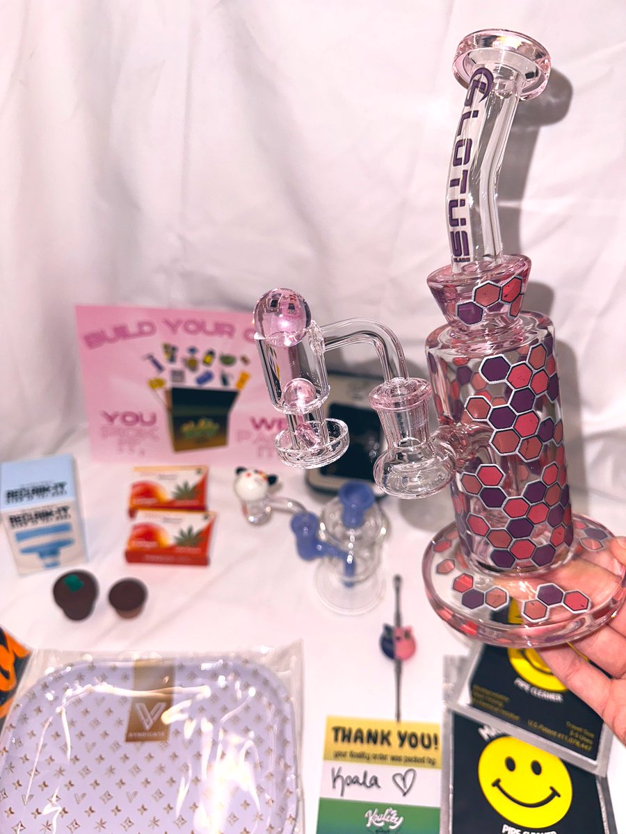 koalapuffss's tweet photo. Let me pack you a stoner box 😜

https://t.co/T8keOKIqth https://t.co/BCz26J1ySy