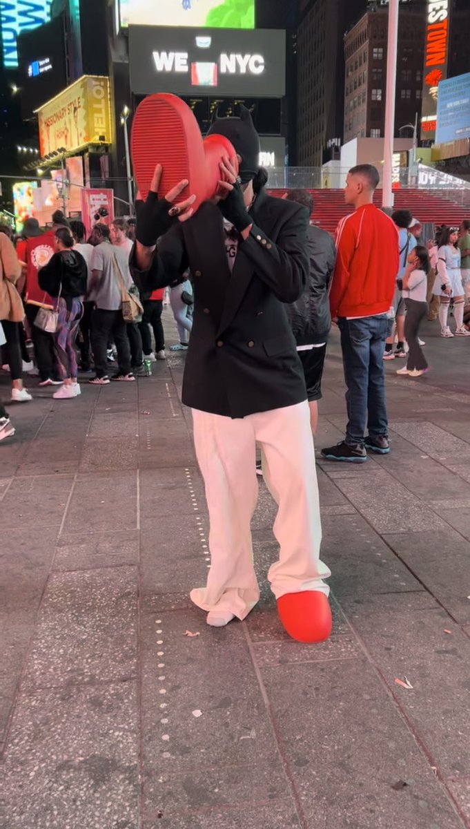 I skipped the DeGods party to spend my last night fulfilling a promise 🔴👞

-First shoey ✅
-MSCHF BRB ✅
-Times Square ✅

Video coming soon 🎥