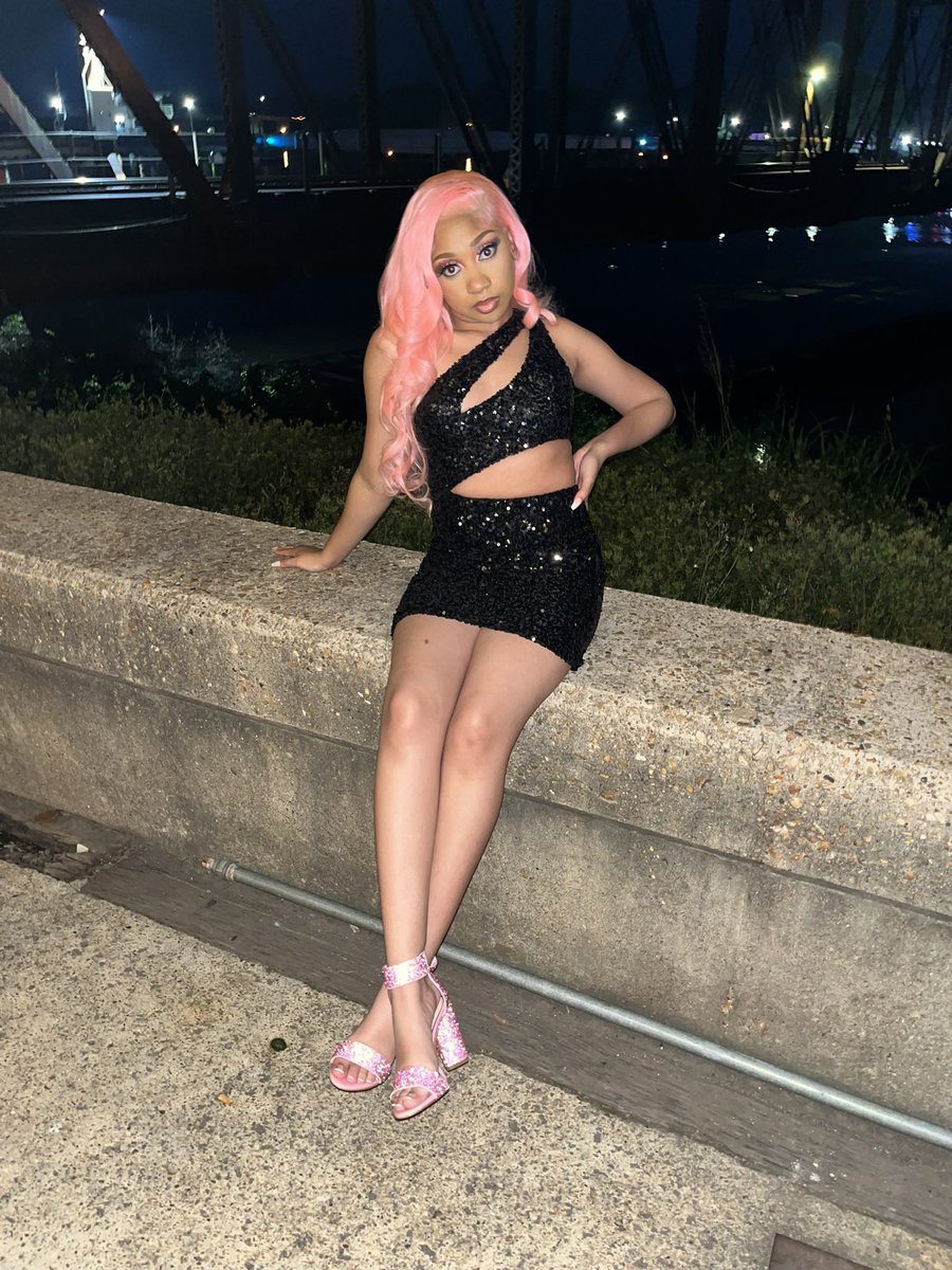 __Kennii__'s tweet photo. Real Chick Over A Bad One But This A 2 for 1💗
#BirthdayDinner https://t.co/4Jds7Bi8Mh