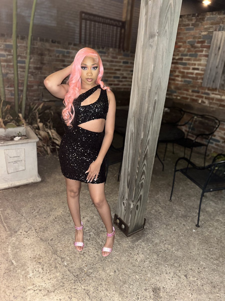 __Kennii__'s tweet photo. Real Chick Over A Bad One But This A 2 for 1💗
#BirthdayDinner https://t.co/4Jds7Bi8Mh