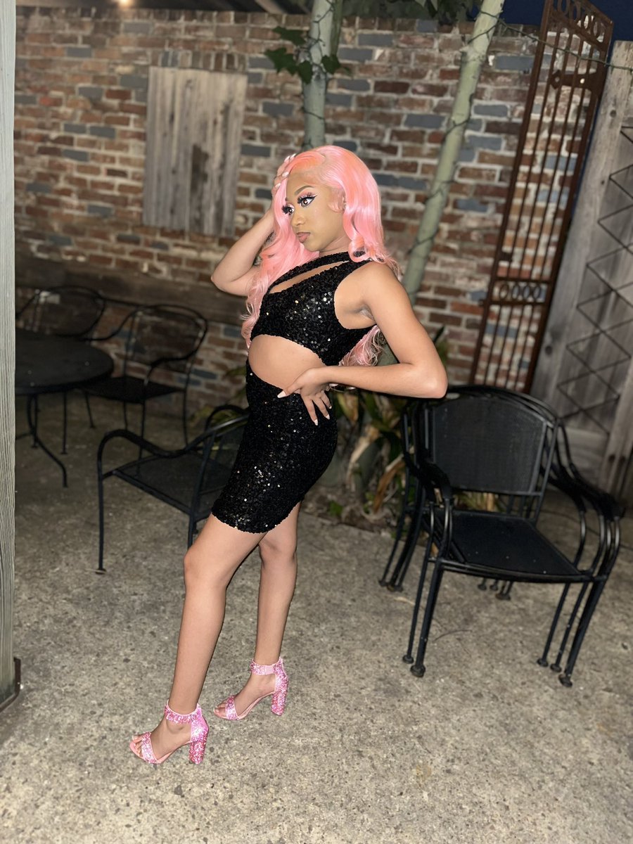 __Kennii__'s tweet photo. Real Chick Over A Bad One But This A 2 for 1💗
#BirthdayDinner https://t.co/4Jds7Bi8Mh