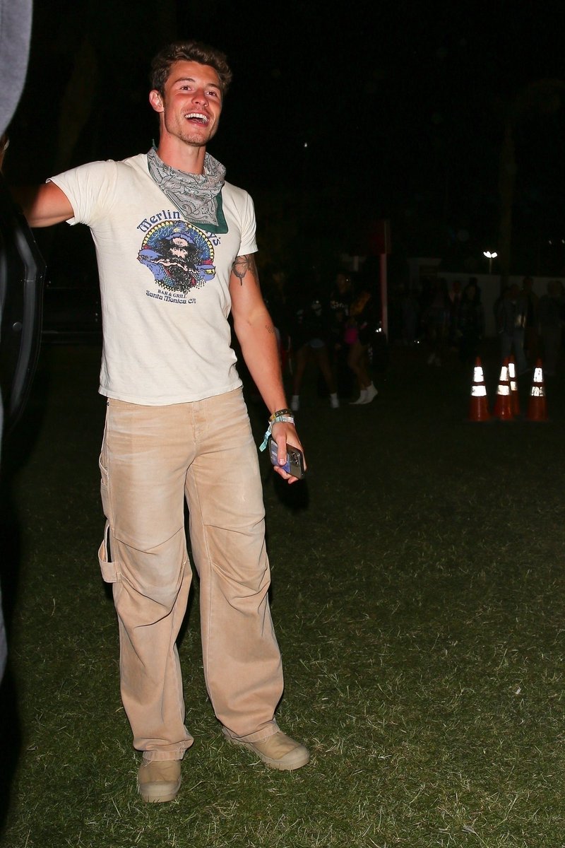 MidiasSMBR's tweet photo. Shawn Mendes ontem no Coachella https://t.co/vx0ZqWM5I8