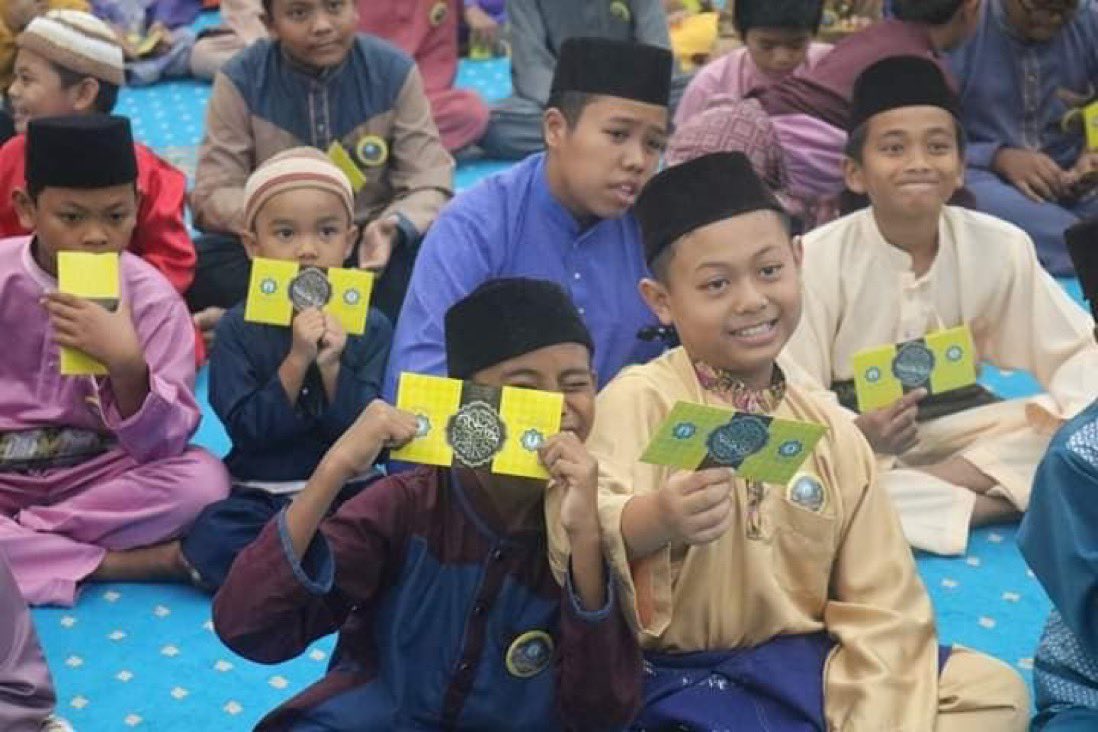 zelmellow's tweet photo. Sharing Happiness with Orphanages by donating and spending time with them during Hari Raya Aidilfitri 

[THREAD]

#COM201 #MC1102A2023 #RayaAidilfitri2023 https://t.co/4PD9kjRufk