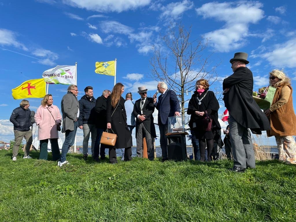 Gisteren was de traditionele aftrap van het watersportseizoen bij de Jeneverboom in Warmond. Wethouder <a href="/HeleenHooij/">Heleen Hooij</a> was erbij!