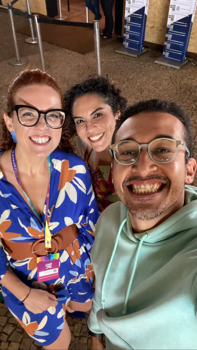 Fingindo normalidade do lado daquelas que admiro, <a href="/jwallauer/">Ju Wallauer</a> e <a href="/CrisBartis/">Cris Bartis</a>! Das muitas coisas incríveis que já me aconteceram, essa está na lista do:

- Se eu falasse pro meu eu do passado sobre isso, ele não acreditaria!

P.S.: no Instagram vai ter textão!