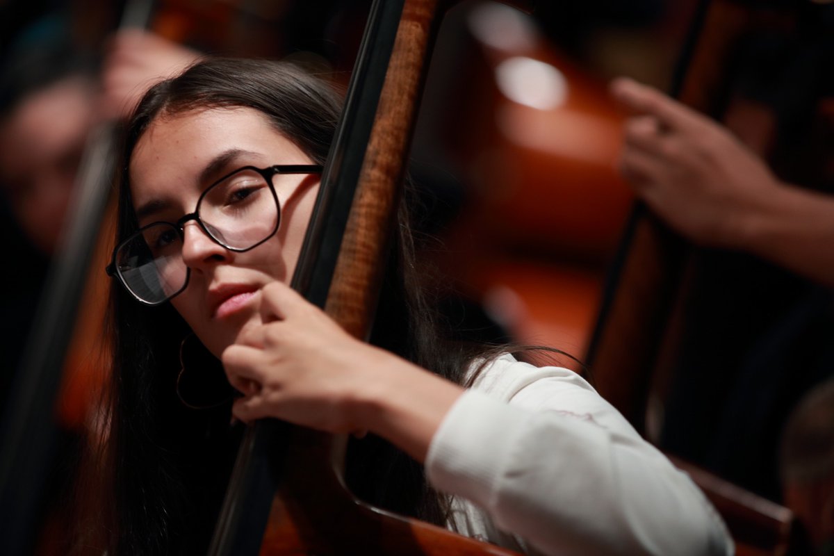 Llenos de alegría, aplausos y lágrimas de emoción, los niños y jóvenes de la mano de su director y profesores ajustaron los detalles finales para su primera presentación.