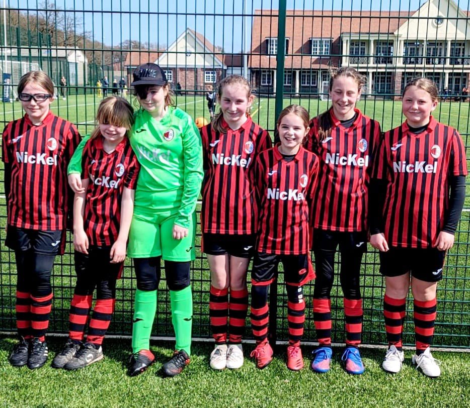 Here’s our U11s Blacks following their last game at central venues and for West Moor today.
Despite a loss and with no subs, they played their socks off and had a fantastic game, doing themselves proud. Well done girls! ⚫️🔴⚽️
#wmjfc #thesegirlscan #grassrootsfootball