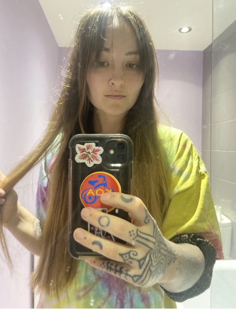 Proud of my impulsive thoughtful niece who just decided to cut off her beautiful long hair herself to donate to ⁦The Little Princess Trust, who provide real hair wigs for children with cancer.
Thank you Ursula! ❤️ ⁦<a href="/LPTrustUK/">Little Princess Trust</a>⁩