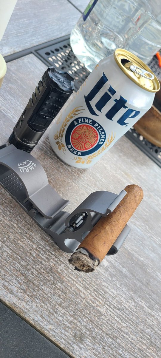 DBabeluck's tweet photo. Work done ✔️ Chores done ✔️
Time to chill and enjoy.
#FarmRolled @privadacigar https://t.co/Vwu7Gaocqa