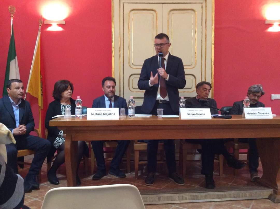 GaetanoMajolino's tweet photo. Ieri a #Mistretta una bella occasione per discutere di #turismodelleradici, rigenerazione dei #borghi, sviluppo economico e governance di livello metropolitano e comprensoriale @MessinaTB. Grazie e alla prossima! https://t.co/FFYCpNqn8C
