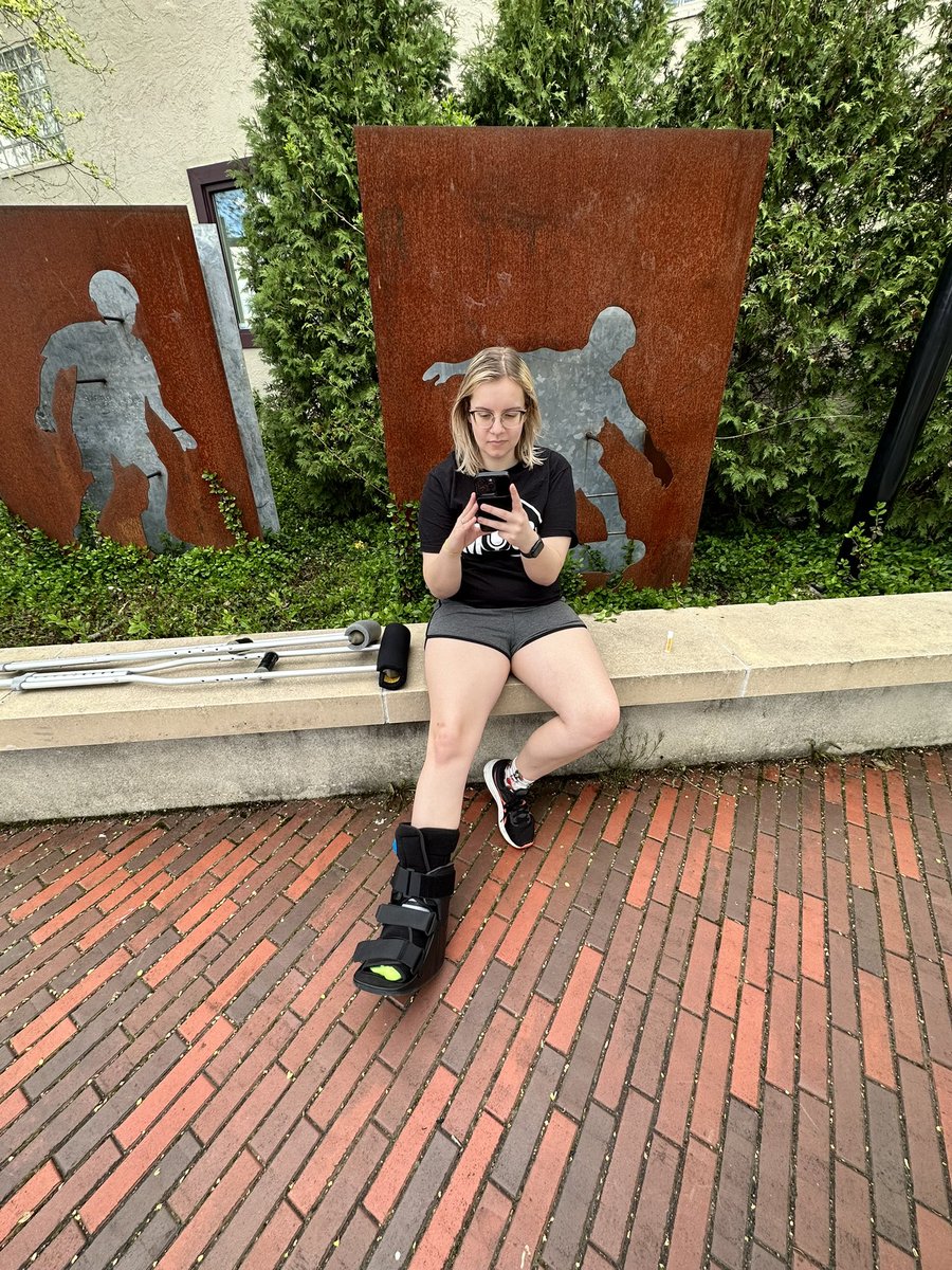 grtrox's tweet photo. no broken foot can stop the #PokemonGOCommunityDay grind. https://t.co/21Pn31lgBJ