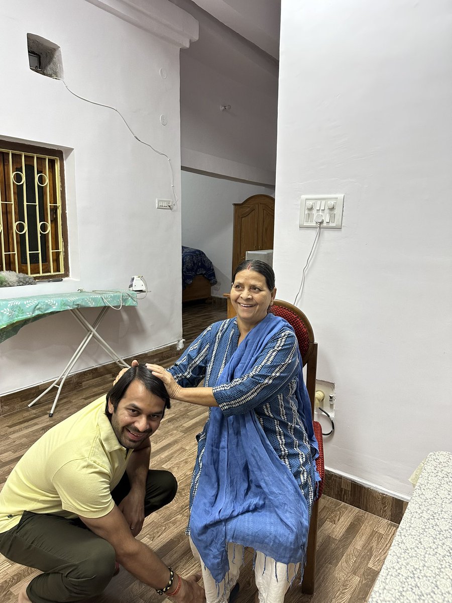 TejYadav14's tweet photo. माँ का स्नेह और आशीर्वाद मेरे सर पर सदा बना रहे,मेरे इस जन्मदिन पर इससे बढ़कर कोइ और तोहफा मेरे लिए हो ही नही सकता।
#TejPratapYadav https://t.co/m1OizJ9K2w