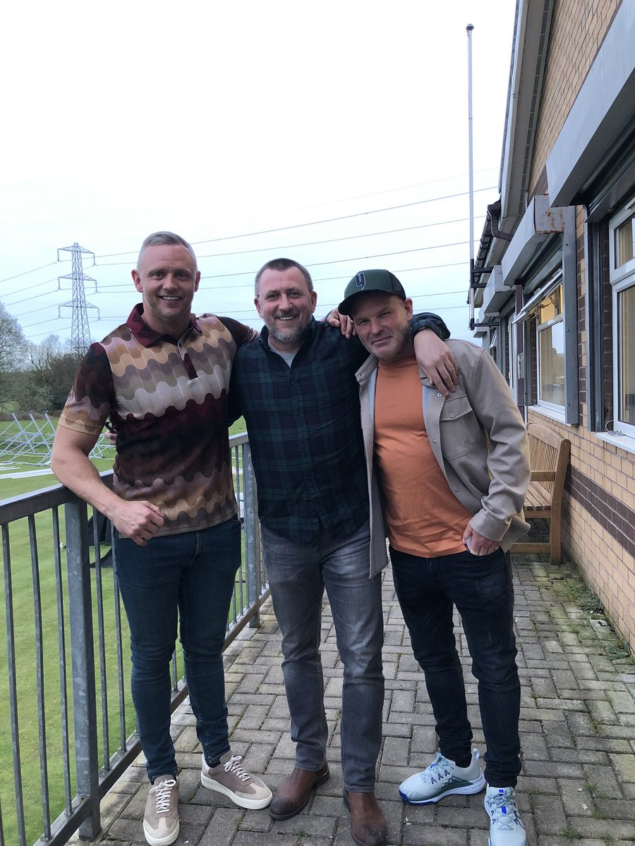 raypenns's tweet photo. With @LeeTrundle10 and @robbo9rovers for a compere night @ynystawe_ycc for @YnystaweFC ⚽️⚽️⚽️ to book the lads get in touch #legends #truthandhonesty https://t.co/BrbugUIou8