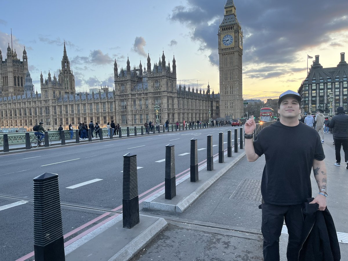 MarkAOtero's tweet photo. London! https://t.co/RiIVZI4bm4