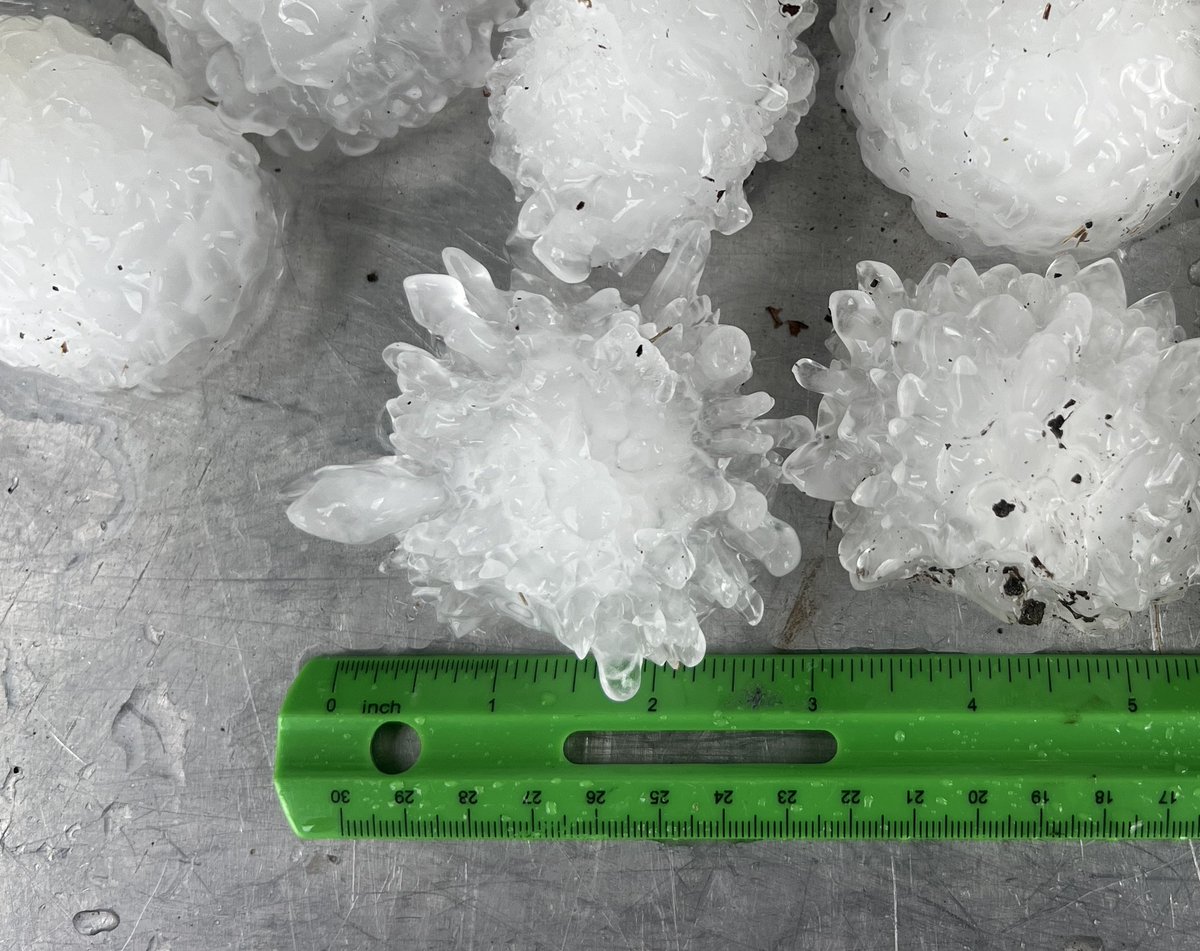 CharlesPeekWX's tweet photo. Hail up to 3” measured just south of Newport, MO. @NWSSpringfield @weatherchannel #hail #MOwx https://t.co/4rblN2AWFs