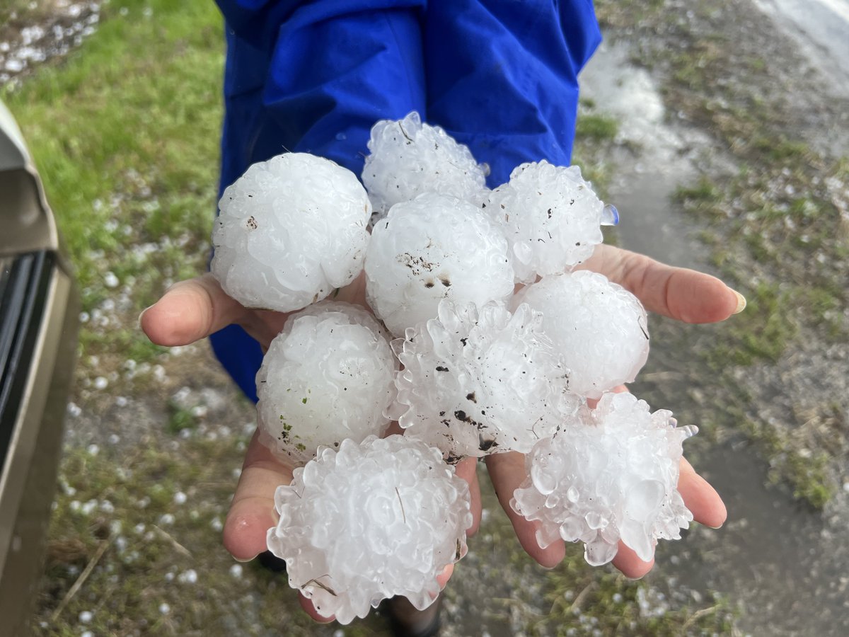 CharlesPeekWX's tweet photo. Hail up to 3” measured just south of Newport, MO. @NWSSpringfield @weatherchannel #hail #MOwx https://t.co/4rblN2AWFs