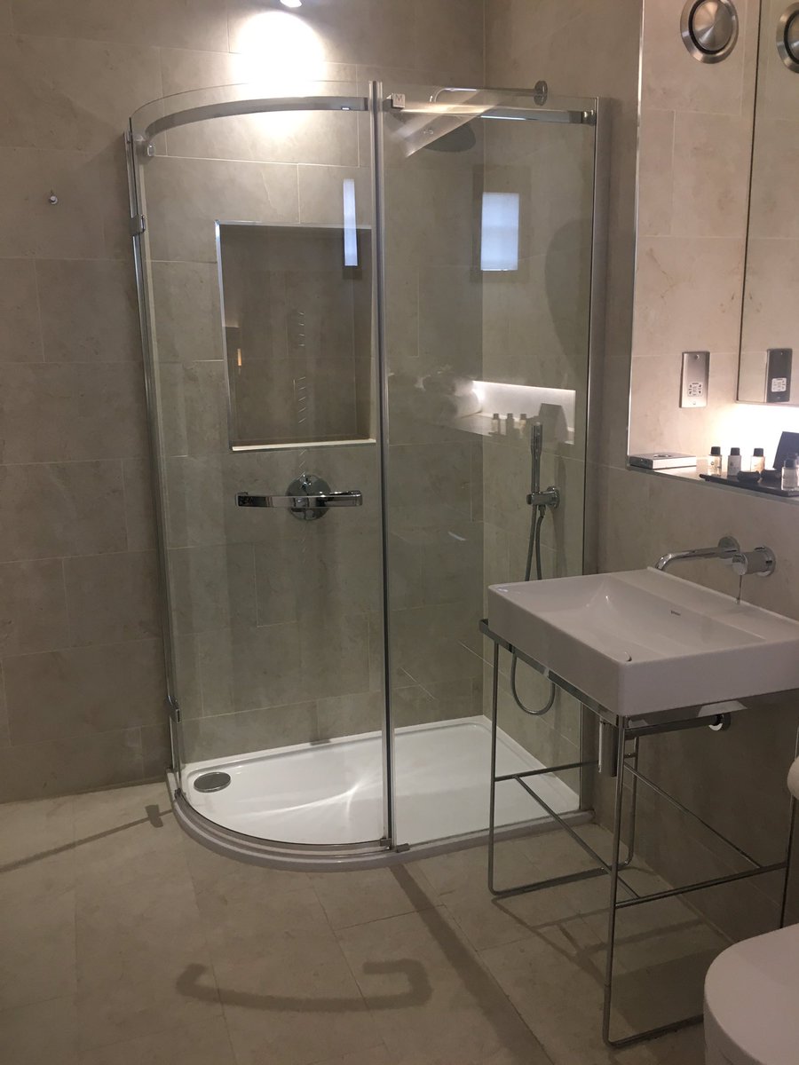 EmmaMurfin's tweet photo. They have made 3 cells into 1 to offer this touch of luxury @Bodminjailhotel https://t.co/Dyt6qP4AUJ