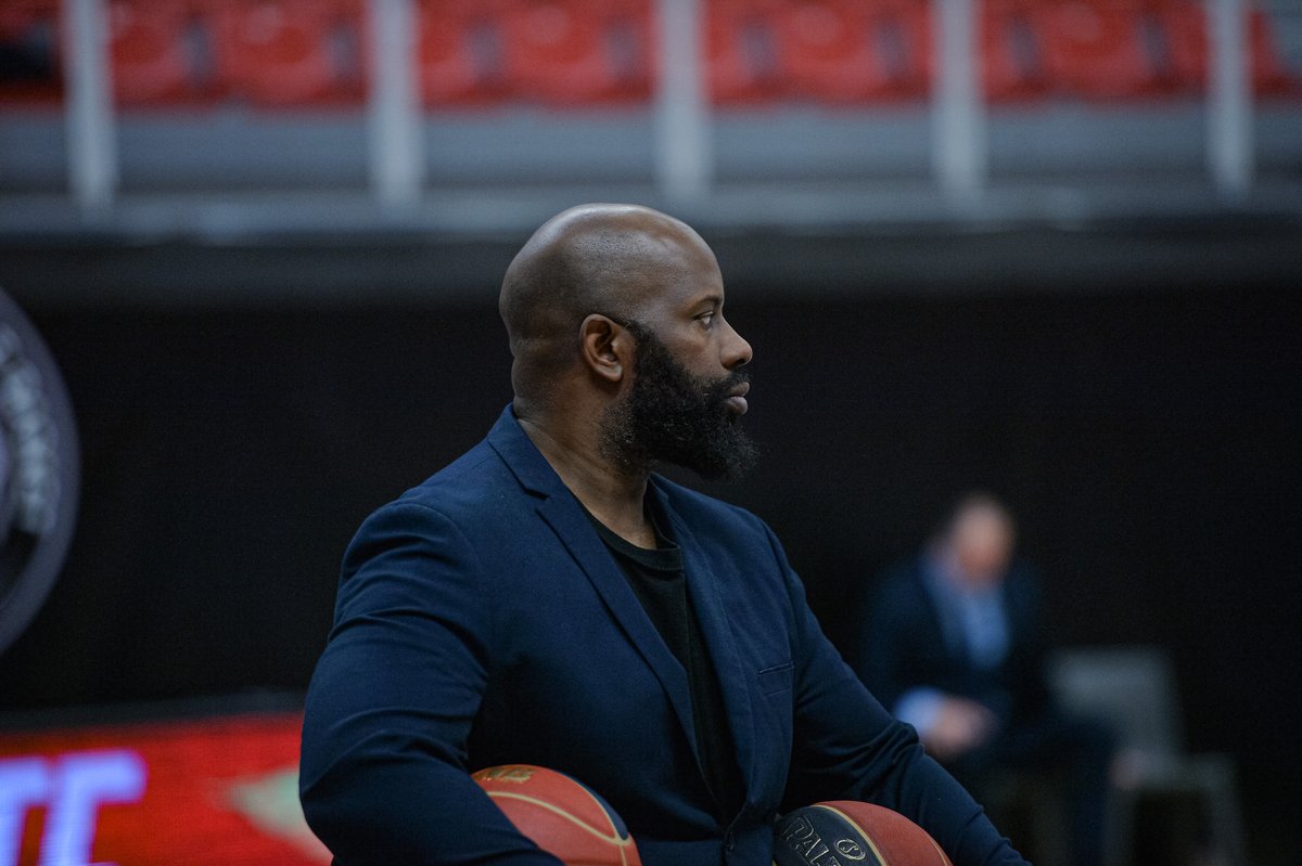 Contrairement à ce qui a été indiqué dans le premier communiqué de Nantes, seul Julien Zoa remplacera Jean-Marc Dupraz, et pas Antoine Michon. Le nouveau coach sera assisté de Gaëtan Cherbonnier.

➡️ bebasket.fr/amer-15-avril-…

#ProB | 📸 <a href="/antoine_bodelet/">Antoine Bodelet</a>
