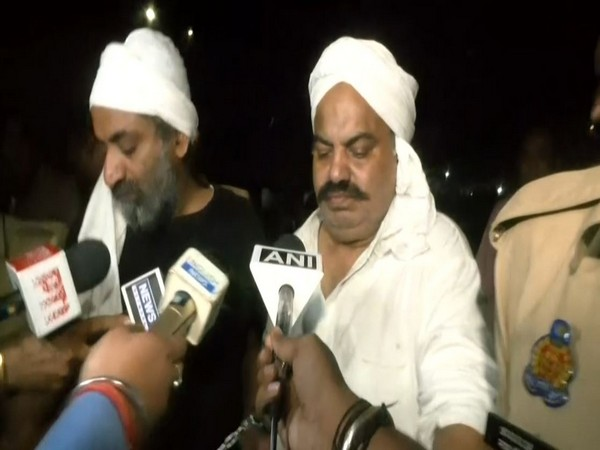 ani_digital's tweet photo. Three people have been arrested, say police after Atiq Ahmed, Ashraf were shot dead

Read @ANI Story | https://t.co/CmrViRMXmH
#AtiqAhmed #UttarPradesh #ashrafahmed #Prayagraj https://t.co/G7Jl6Hr5AG
