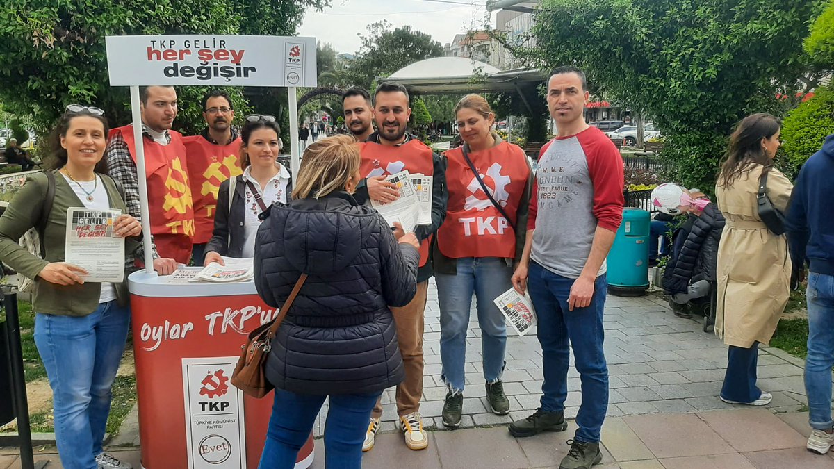 IzmirTkp's tweet photo. Ülkemizi ele geçiren arsız patronların, uluslararası şirketlerin, yobazların saltanatını yıkacağız!

#TKPGelirHerŞeyDeğişir 
#1oyErdoğanGitsinDiye1oyTKPye 

#Karşıyaka #Güzelyalı #Çamdibi #Hatay https://t.co/D4hwKSUbxu