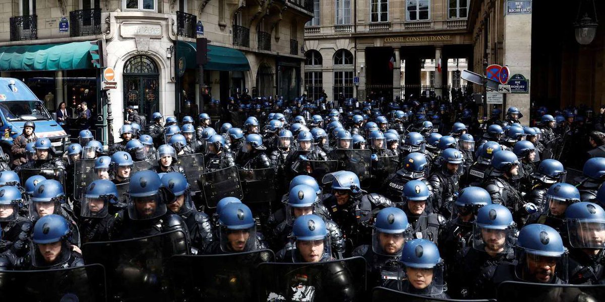 JougletMarcus's tweet photo. Le #conseil_constitutionel encore et toujours derrière #Macron et son #gouvernement 

#ReformededsRetraites #64AnsCestToujoursNon 

Tous ensemble on leur fait peur : https://t.co/UBpoLhjfY7