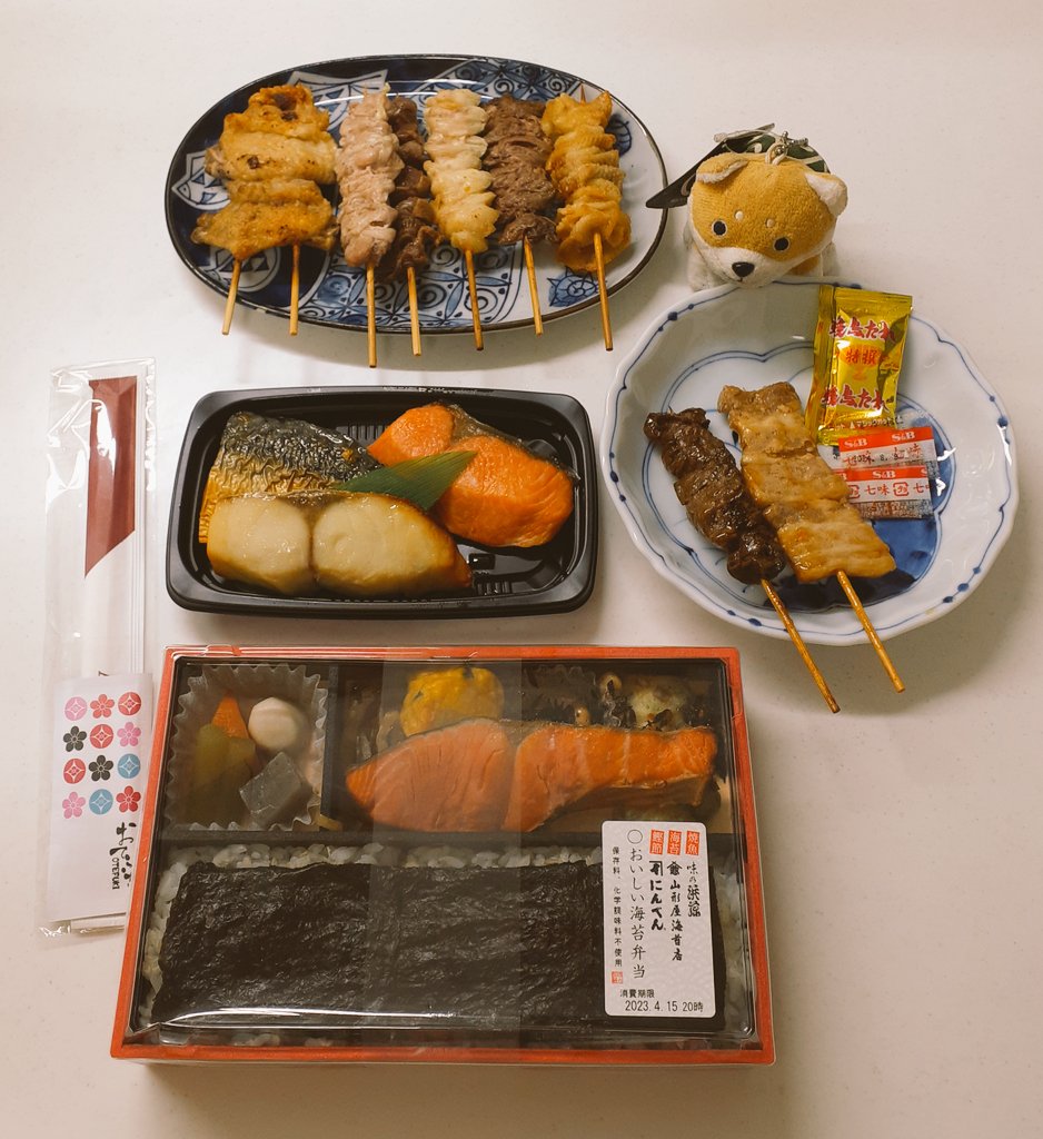 夕飯🍴主人と二人～🎵品川駅で買ってきました⤴️てとて✨お弁当🍱焼魚３種🐟️鶏と玉子太郎✨焼き鳥色々💕ほうれん草玉子🥚頂いた🎀たくわん🍀