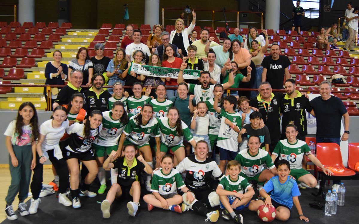 EN ESTA FAMILIA #NADIESERINDE 💚

Por todos vosotros, pelearemos hasta el último segundo con la última gota de nuestro sudor y esfuerzo 💪🏻

📸 Fotaza de Rafa Cerezo (La Clasi) 🔝