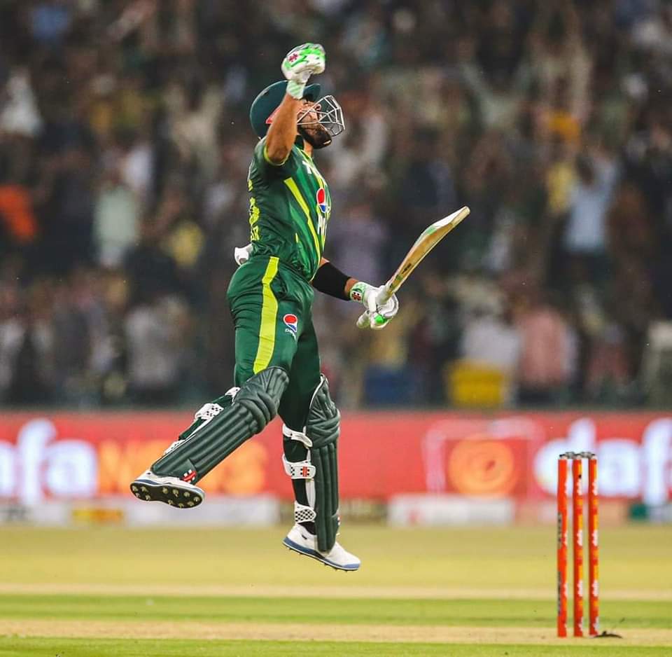 Muhamma47695376's tweet photo. You waited?
Ofcourse we did! ❤️
"The KING stands tall once again, and he lights up the Gaddafi Stadium tonight."
#GOAT𓃵 #babarazam #CricketTwitter #Cricket #pakvsnz https://t.co/3A8K0sU4UP