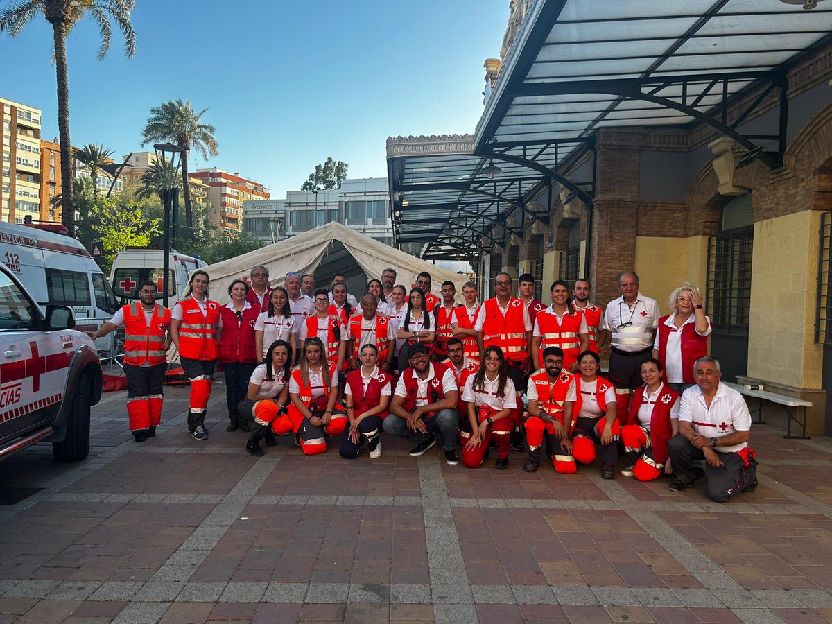 CruzRojaRMurcia's tweet photo. 1 Puesto sanitario, 8 Ambulancias Soporte Vital y 3 Ambulancias Soporte Vital Avanzado y más de 70 #voluntarios forman el dispositivo #EntierroDeLaSardina2023 #PreventivosCruzRoja https://t.co/EpDYTeeSZG