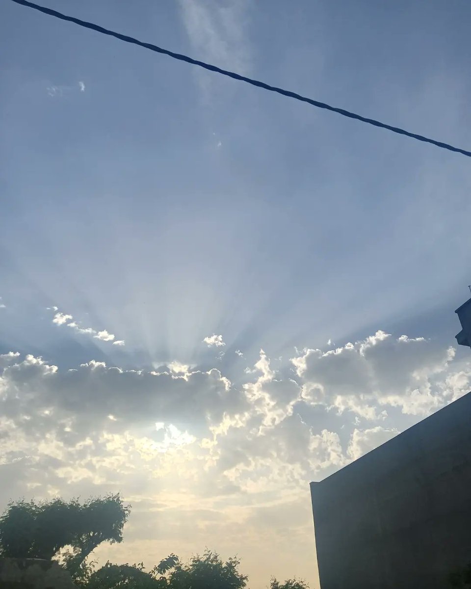 AnchalSriii's tweet photo. To Jammu Skies✨
 #JammuAndKashmir #NaPoWriMo #sky https://t.co/8MTyGt7n6X
