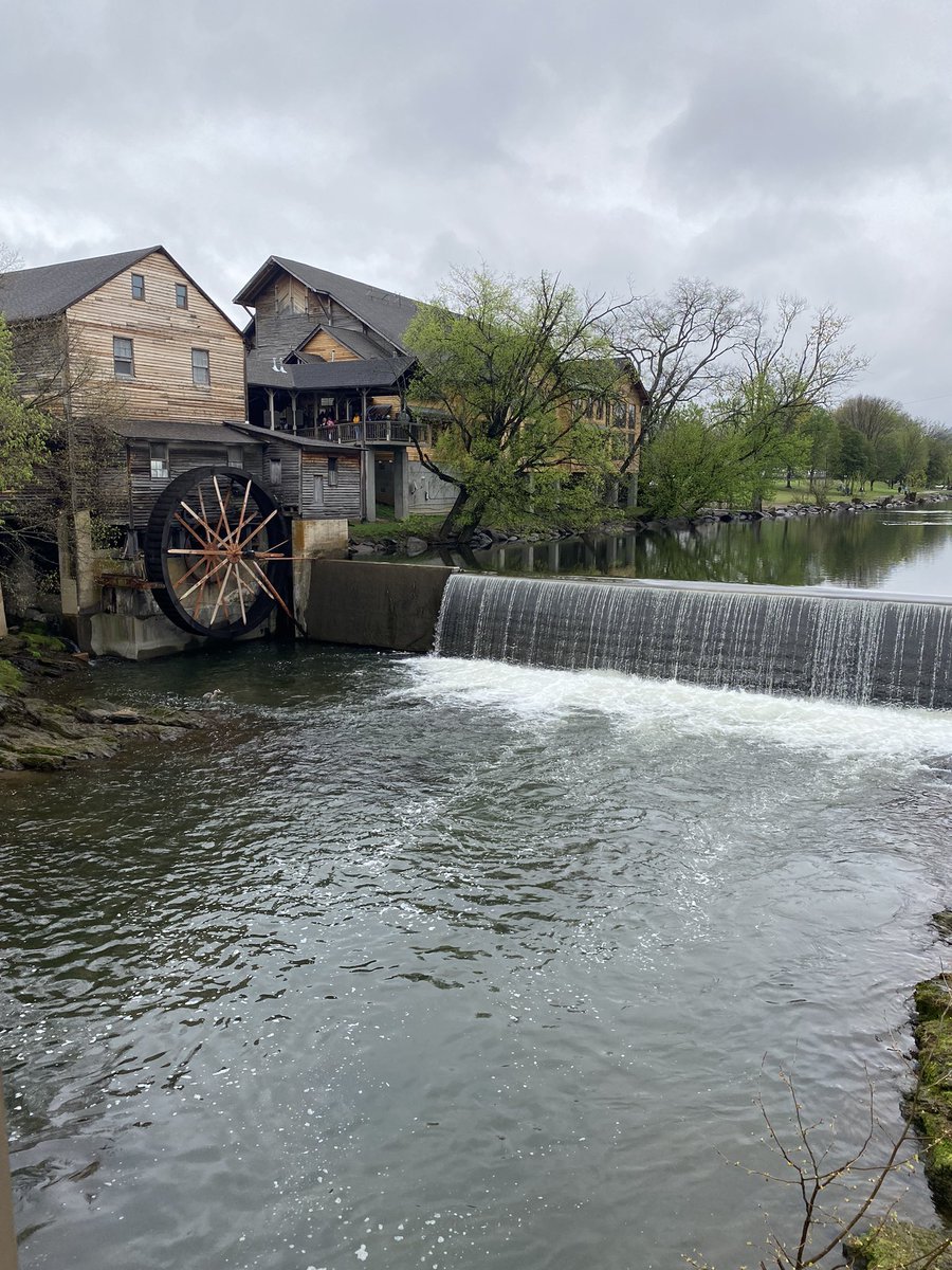 SNUCM's tweet photo. Pigeon Forge #easter #2023 #pigeonforge #Tennessee @DPS518 https://t.co/OntDgXX8qP