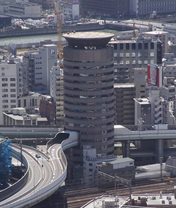 En Japón, el estado compró dos pisos para pasar la carretera en lugar de demoler todo el edificio. ¿Se lo imaginan en Bogotá?