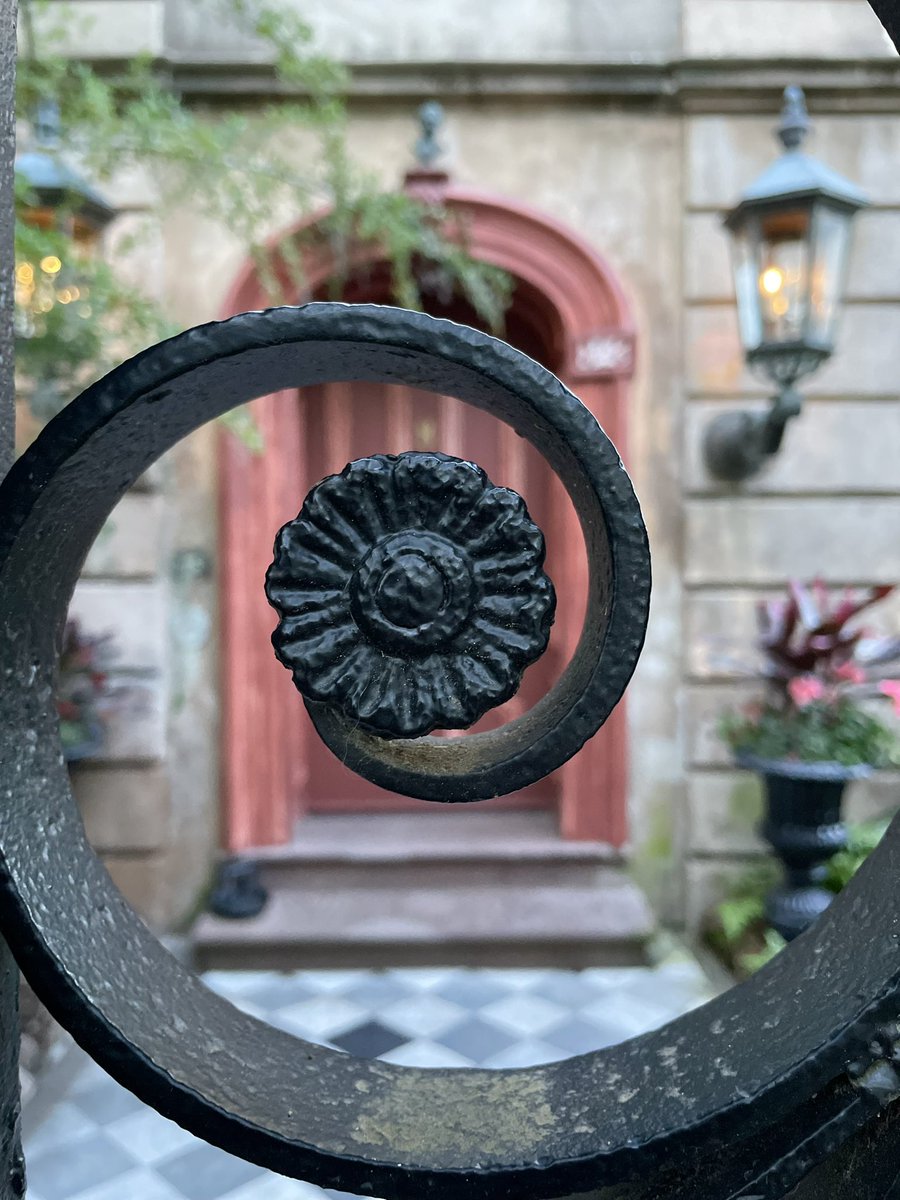 ChuckTownDaily's tweet photo. The majestic homes of Charleston (Legare Street) #historiccharleston #historichomes #charlestonhistoricdistrict #charlestondaily #downtowncharleston https://t.co/DikCbw529p